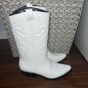 White cowgirl boots with black bottoms size 8